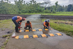 10 Polisi Tidur Elastis Dipasang di Jalur Perlintasan Kereta Daop 6 Jogja
