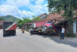 Truk Tanah Uruk Tol Jogja Solo Terguling Timpa Rumah Warga