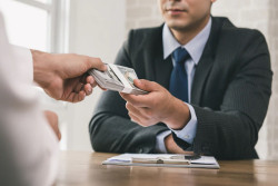 Dilarang Pakai Kekerasan, Ini Dokumen yang Wajib Dibawa Debt Collector saat Menagih Utang