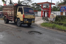 Jalan Tempel-Dekso Banyak Lubang akibat Truk Material Tol, PT JJB: Sedang Ditambal!