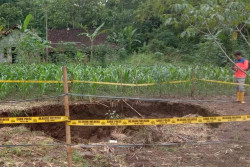 Sinkhole 3 Meter Tiba-Tiba Muncul di Ponjong Gunungkidul, Warga Waswas