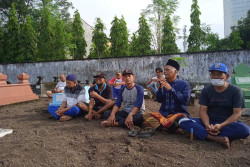 Jelang Ramadan, Warga Sedan Ngaglik Sleman Bersih-Bersih Makam