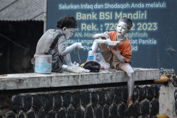 Tiap Mangkal, Manusia Silver di Solo Raup Duit Jutaan
