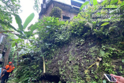 Pondasi Terkikis Aliran Sungai, Rumah Warga Tegalrejo Terancam Longsor