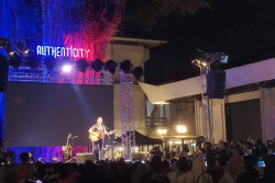 Seru! Ribuan Penonton Menyanyi Bersama Secondhand Serenade di Jogja