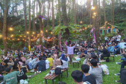 Musik Biru dan Fourtwnty Hanyutkan Ratusan Penonton dalam Alunan Nada