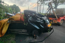 Sopir Mengantuk, Mobil Bak Terguling Ke Parit