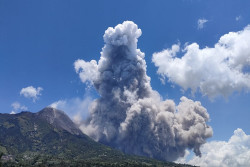 Merapi Erupsi, 3 Gunung Berapi Ikut Siaga! Termasuk Semeru