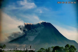 Masih Terlihat, Guguran Awan Panas Merapi Kini Capai 13 Kali