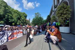 Didemo Mahasiswa karena Uang Kuliah, Ini Respons Rektor UGM