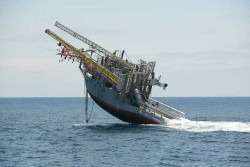 Kapal Laut Ini Bukan Sedang Tenggelam, tapi...