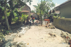Warga Ketonggo Pleret Semangat Buat Jalan Kampung