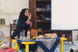 Perpanjang Usia Bunga, Cara Perempuan Ini Menjaga Semesta