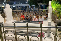 Ganjar Pranowo Berdoa di Pusara Sunan Ampel