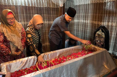 Gubernur Jawa Tengah Ganjar Pranowo Ziarah ke Makam Sunan Giri