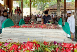 Ganjar Ziarah ke Makam Sunan Gresik