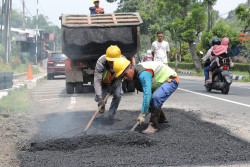 Temui Jalan Provinsi Rusak, Dwi Lapor Lewat Aplikasi Jalan Cantik dan Langsung Ditangani
