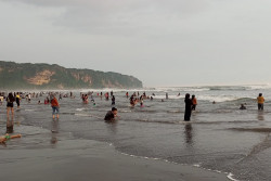 Libur Nyepi, Pantai Parangtritis Dikunjungi Ribuan Wisatawan