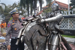 Unik, Ratusan Knalpot Blombongan di Bantul Disulap Jadi Patung Kuda Lumping