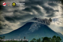 Awan Panas Merapi Kembali Muncul, Hari Ini Mengarah ke Kali Bebeng