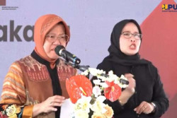 Resmikan Rusun, Mensos Risma Menangis