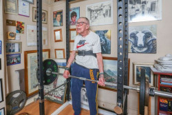 Angkat Beban 75 Kg, Lansia 86 Tahun Pecahkan Rekor Dunia