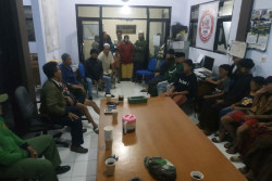 Takuti Pengendara Jalan dengan Prank Pocong, Puluhan Anak Diangkut Polisi