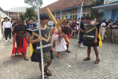 SMA Stella Duce 2 Pentaskan Tablo Drama Kisah Sengsara Yesus