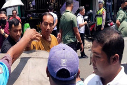 Pulang Kampung ke Solo, Presiden Jokowi Bagi-Bagi Uang Saku