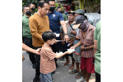 Gaya Jan Ethes saat Bagikan Amplop Didampingi Jokowi