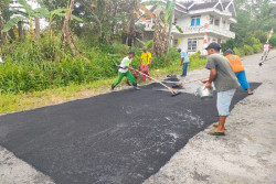 Usai Ditinjau Bupati Sleman Tidak Ada Tindak Lanjut, Warga Patungan Perbaiki Jalan Evakuasi Merapi