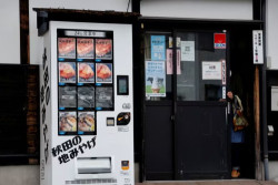 Setelah Ikan Paus, Kini Mesin Otomatis Jepang Jual Daging Beruang Jadi Menu Baru