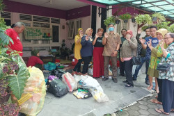 Kelurahan Keparakan Jemput Sampah dari Warga Lansia