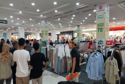 Jelang Lebaran, Gerai Fesyen Mulai Diserbu Pengunjung
