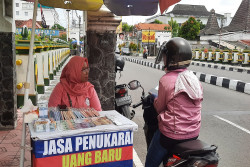 Jasa Penukaran Uang Baru Marak di Jembatan Sayidan