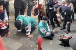 Viral, Pemuda Ini Berlutut Selama 21 Jam Menunggu Mantan Pacar Demi Balikan