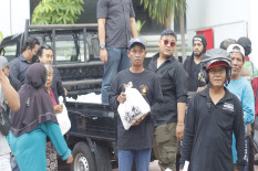 Jelang Lebaran, Sejumlah Warga dan Pemuda Dapat Hampers