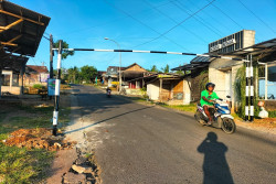 Jalan Rusak, Warga Pasang Portal di Jalur Patuk-Dlingo