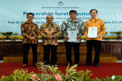 Paulus Wisnu dan The Jin Ai Jadi Guru Besar UAJY