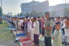 Peserta Salat Id Hari Ini di Lapangan Denggung Membeludak