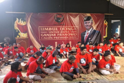 Ganjar Bacapres, Warga Sukoharjo Cukur Gundul Massal