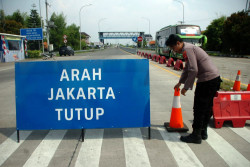Lainnya Libur, Orang-orang Ini Sibuk Kerja dan Tak Mudik. Kamu Termasuk?