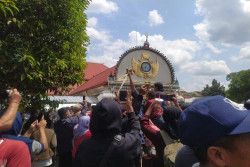 Rayah Gunungan Garebeg agar Beroleh Berkah