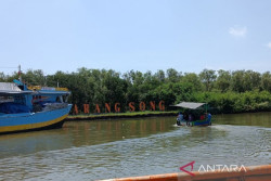Libur Lebaran, Pantai Karangsong Dipadati Pengunjung