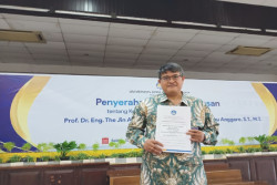 Pengukuhan Guru Besar UAJY, Batik Keramik & Sepatu Ortotik Antar Wisnu Jadi Profesor