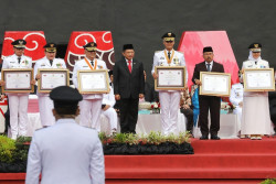 Jawa Tengah Jadi Provinsi Berkinerja Terbaik Nasional, Ganjar Pranowo Terima Penghargaan