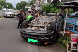 Mobil HRV Terguling di Ringroad Barat, Ini Kronologinya