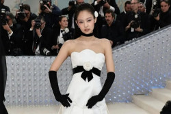 Jennie Blackpink ke Met Gala 2023 pakai Nuansa Hitam Putih