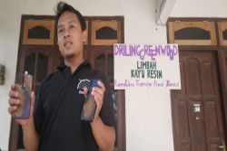 Hebat! Pemuda di Bantul Sulap Limbah Kayu Resin Jadi Barang Kerajinan Bernilai Tinggi