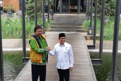 Airlangga Pakai Batik Hijau Rompi Kuning, Cak Imin: Itu Tanda-tanda Alam